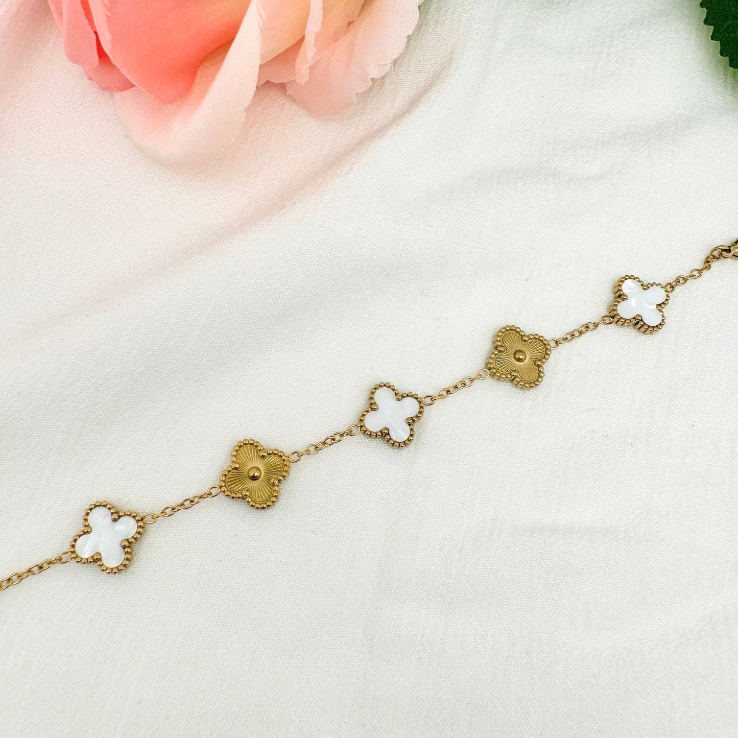 Collar Van Cleef Dorado con Blanco