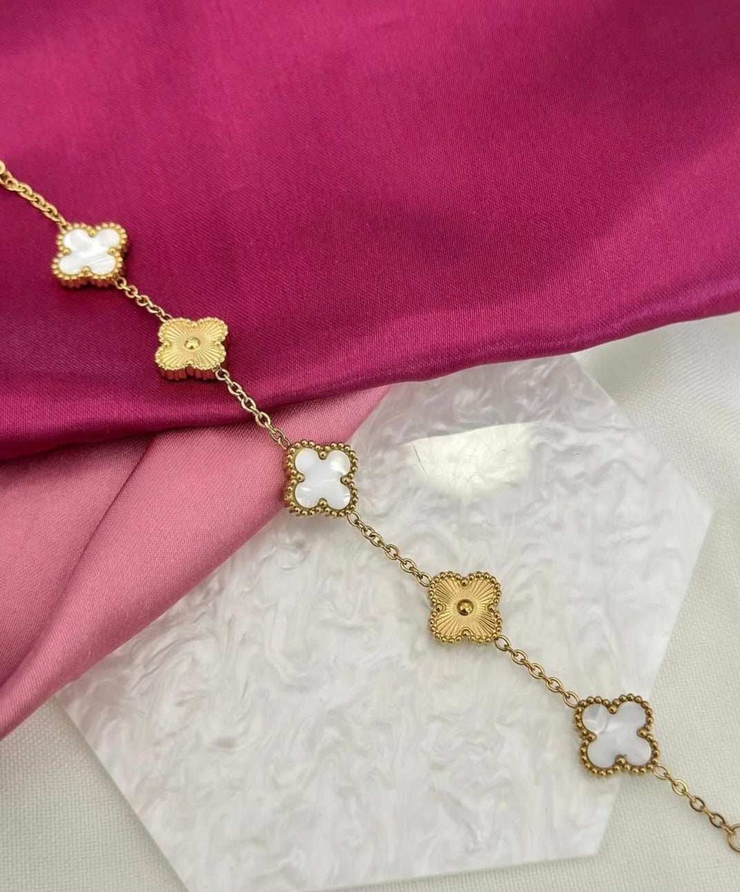 Collar Van Cleef Dorado con Blanco