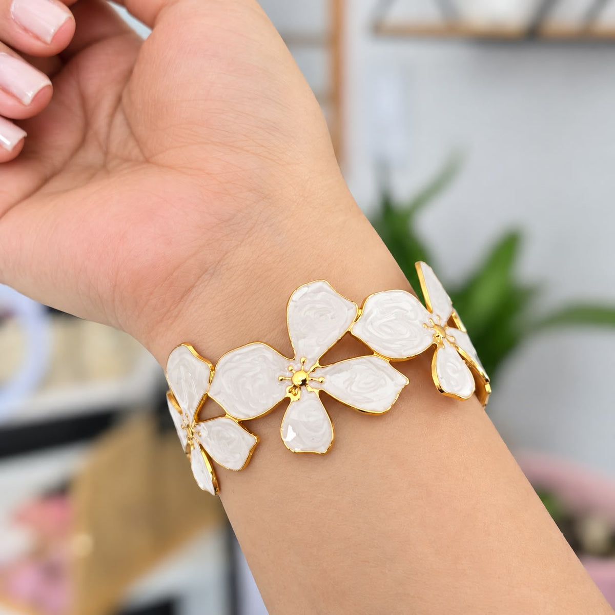 Brazalete Flores Blanca En Acero